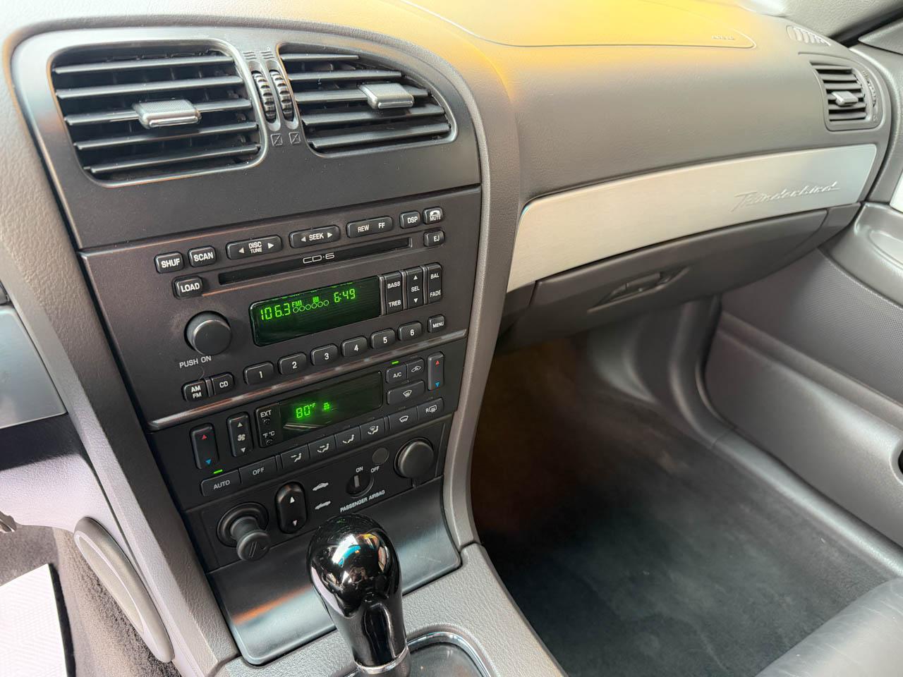 Ford Thunderbird Deluxe 2002