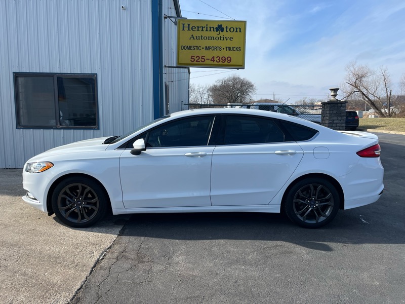 2018 Ford Fusion SE's photo
