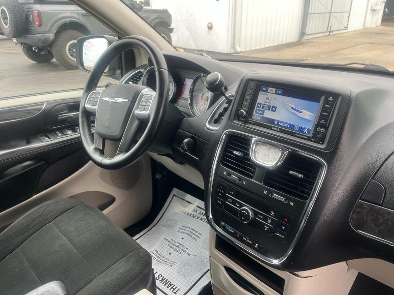 Chrysler Town & Country Touring 2012