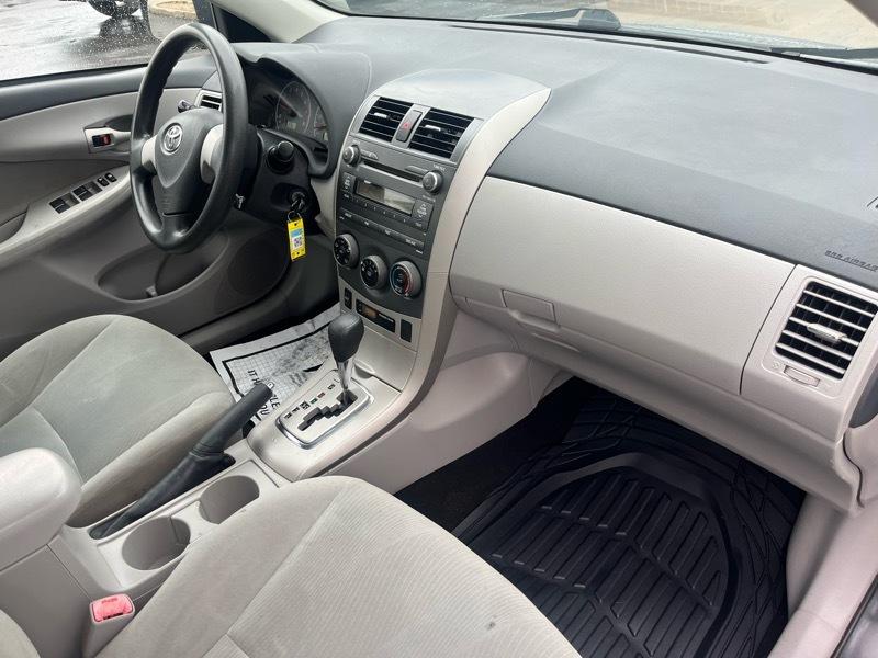 Toyota Corolla 4dr Sdn LE Auto 2011