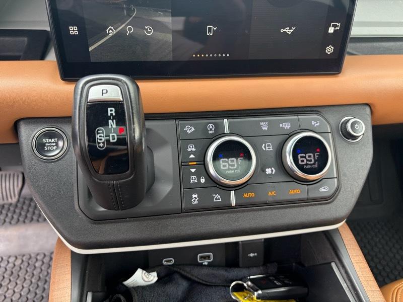 Land Rover Defender 130 SE 2023