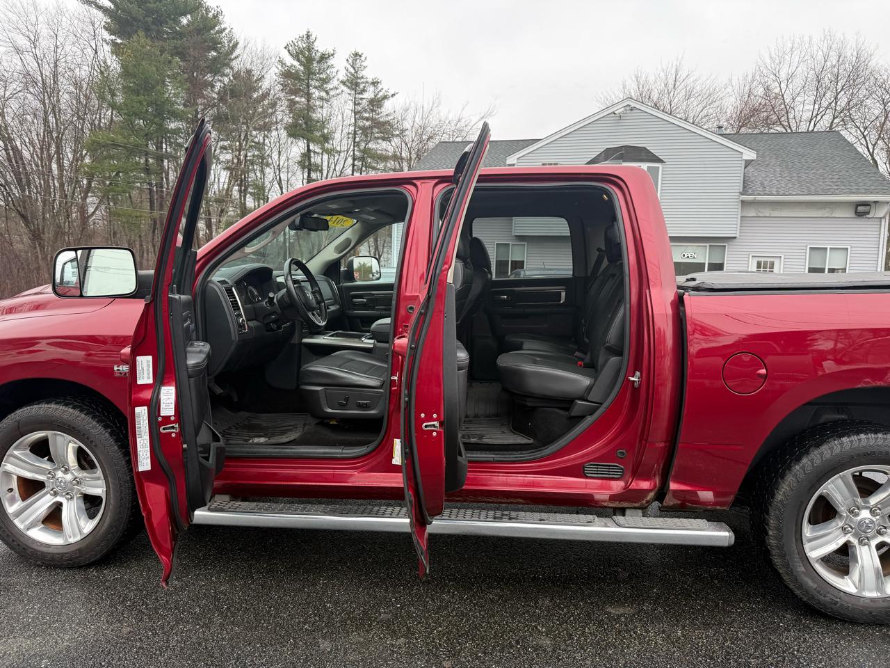 RAM 1500 4WD Crew Cab 140.5" Sport 2014
