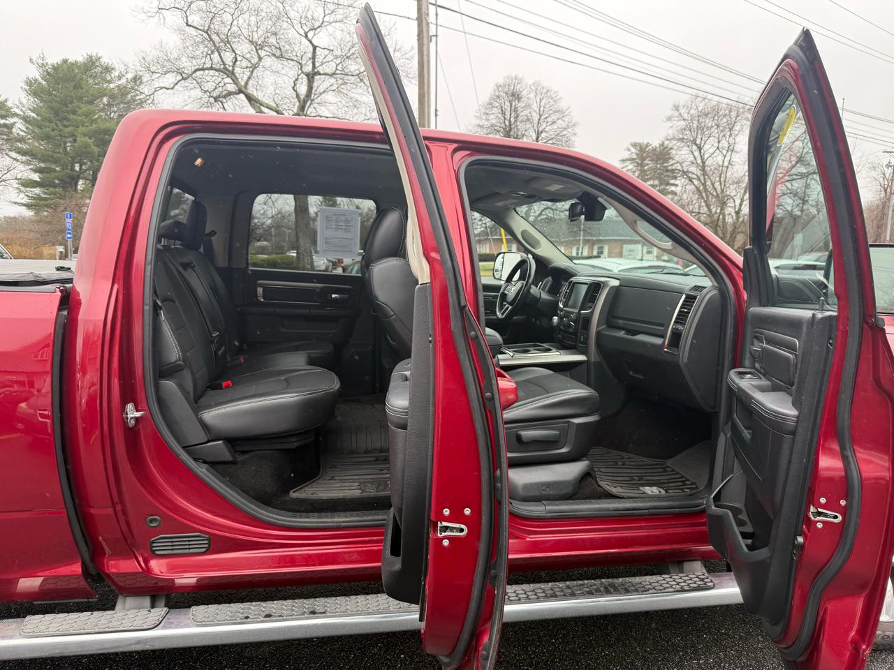 RAM 1500 4WD Crew Cab 140.5" Sport 2014