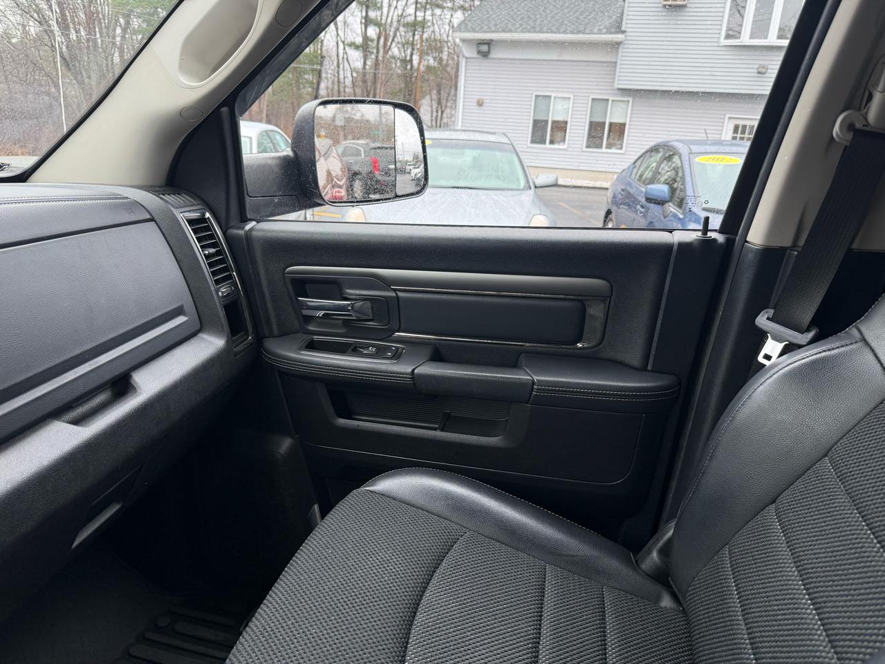 RAM 1500 4WD Crew Cab 140.5" Sport 2014