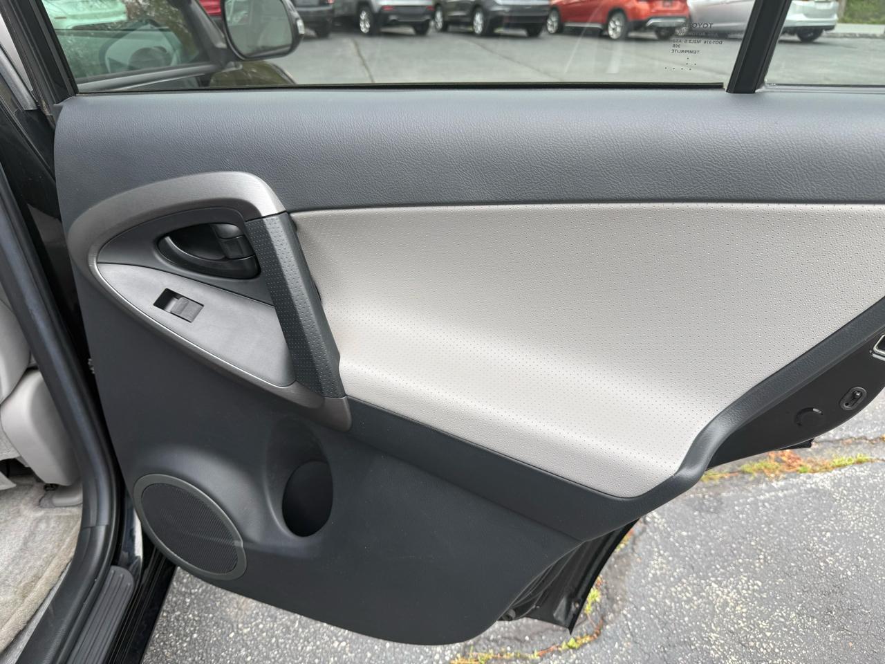 Toyota RAV4  2012