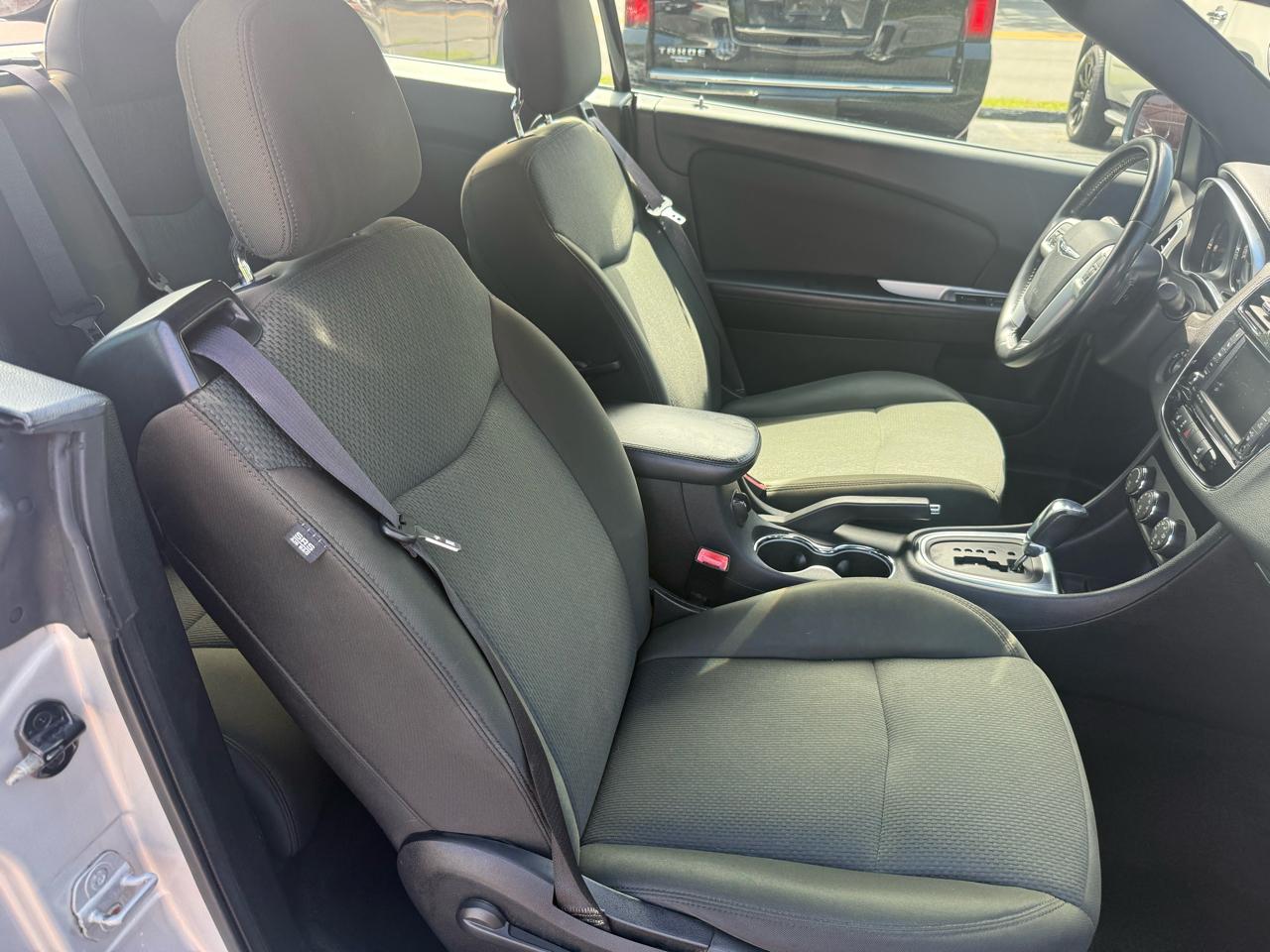 Chrysler 200  2011