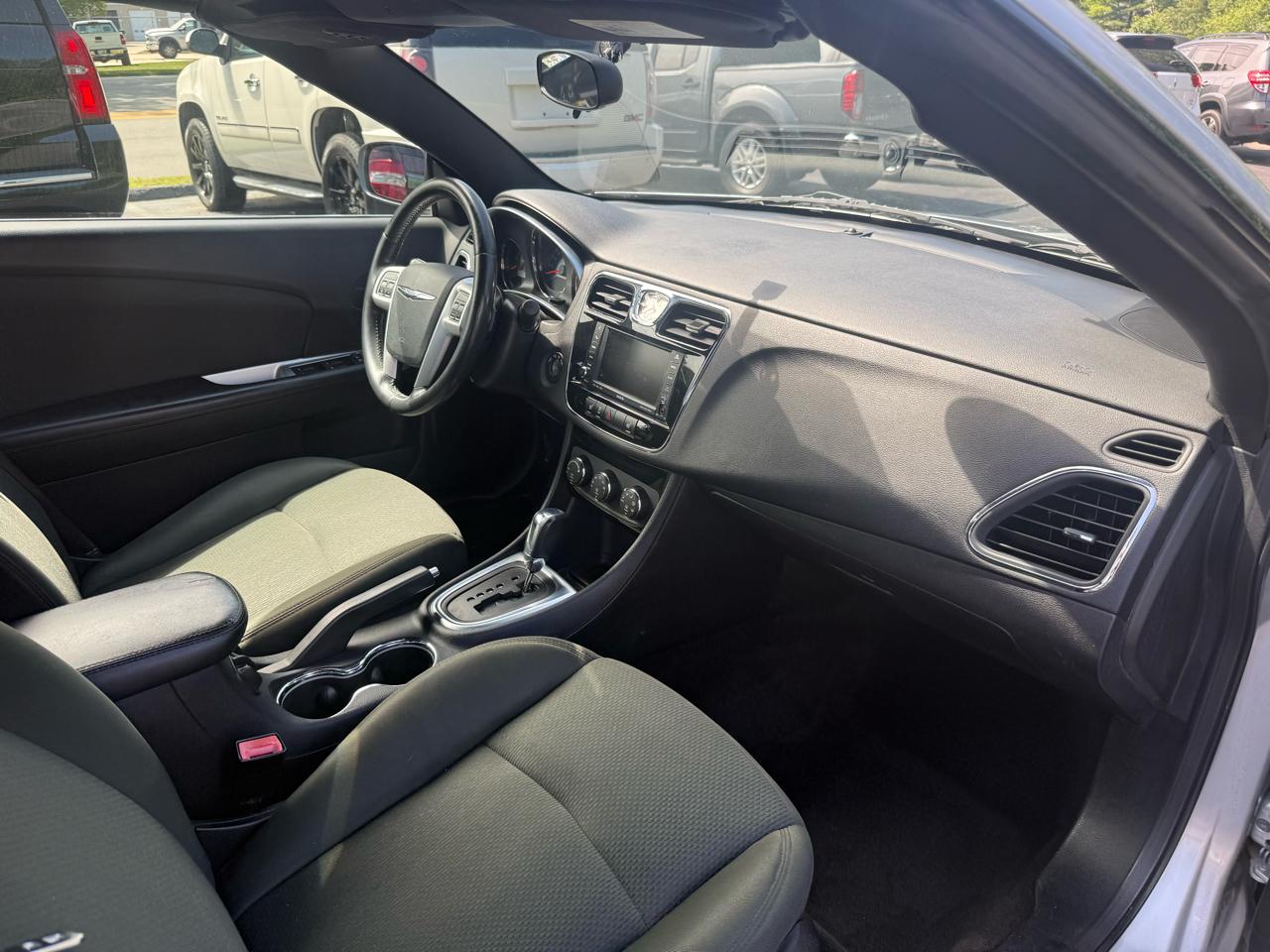 Chrysler 200  2011