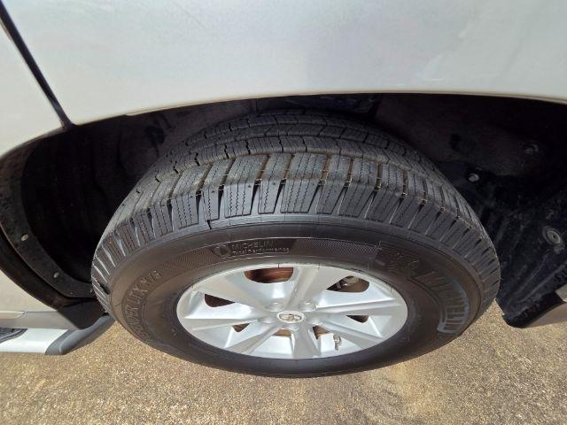 Toyota Highlander Base 2WD I4 2012