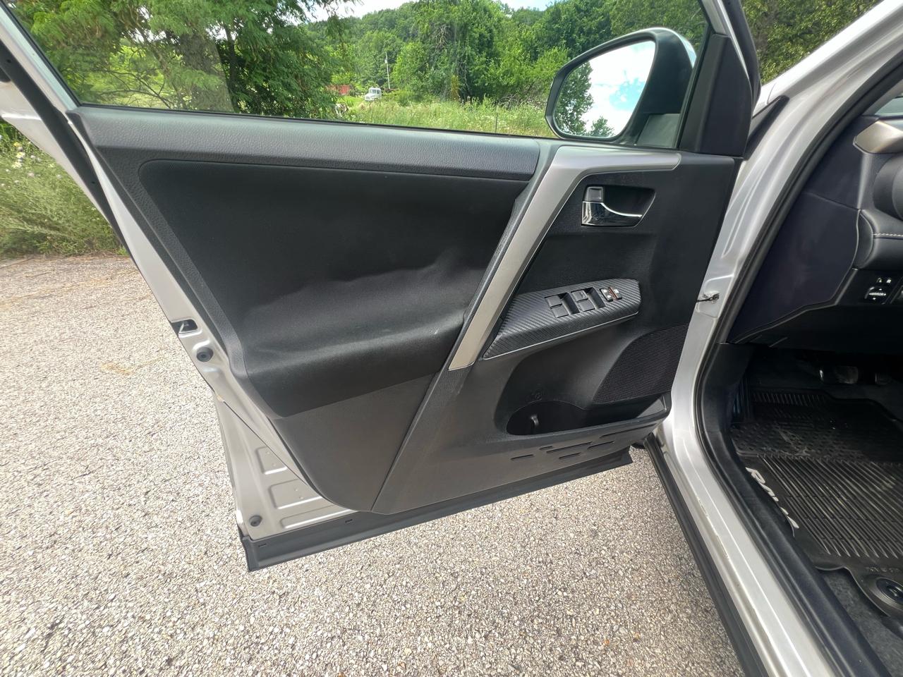 Toyota RAV4 XLE FWD 2015