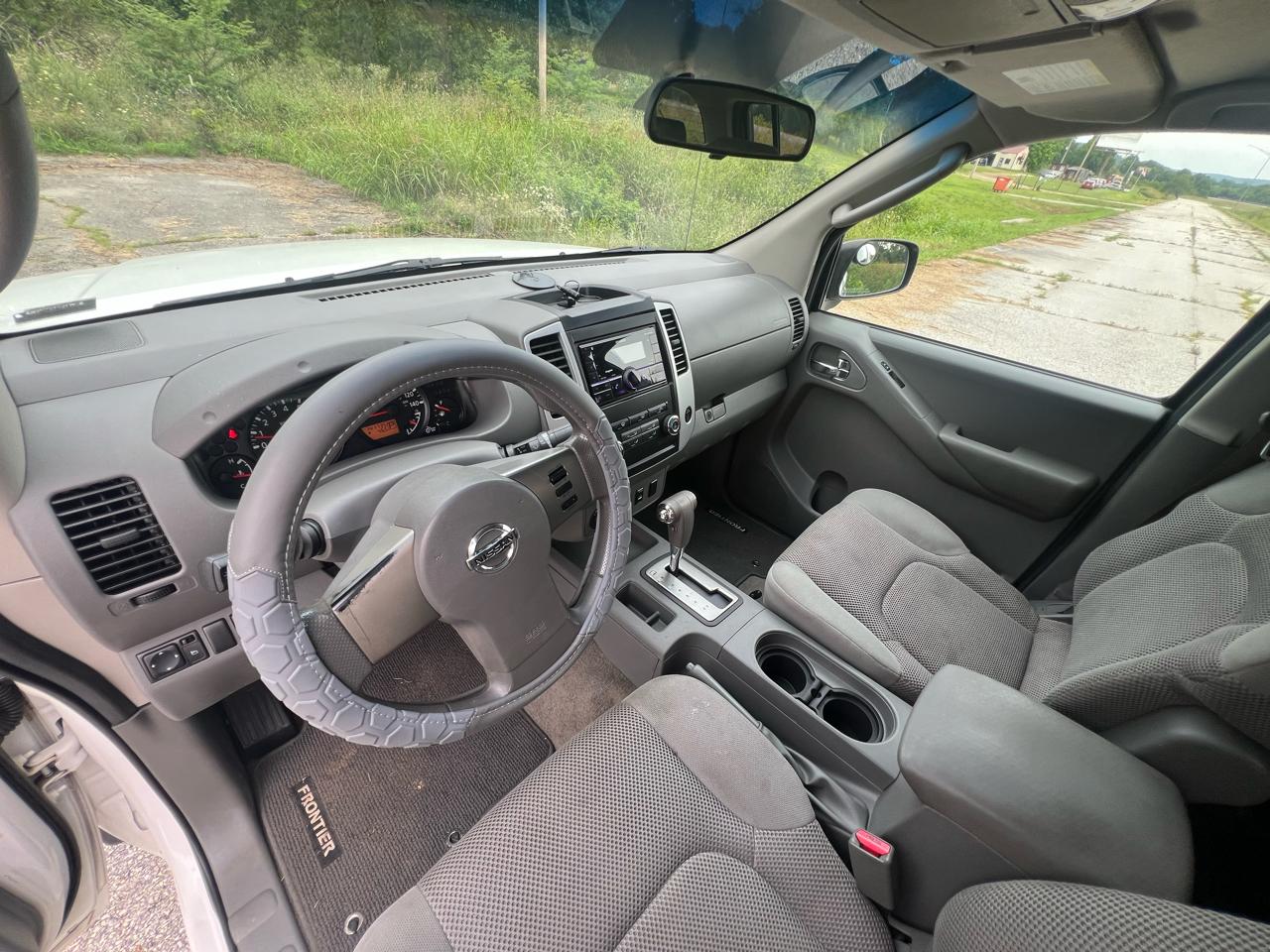 Nissan Frontier LE Crew Cab 4WD 2010