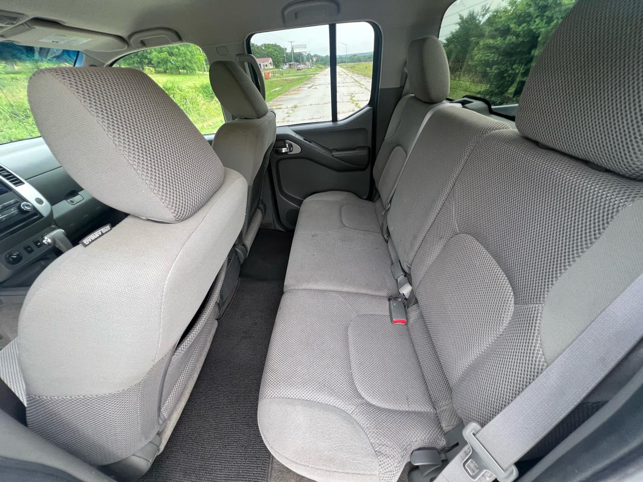 Nissan Frontier LE Crew Cab 4WD 2010