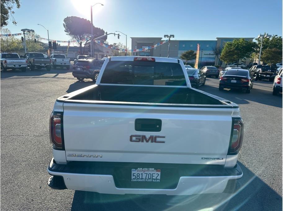 GMC Sierra 1500 Denali Crew Cab Long Box 4WD 2017