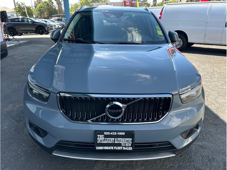 2022 Volvo XC40 T5 Momentum AWD photo 2