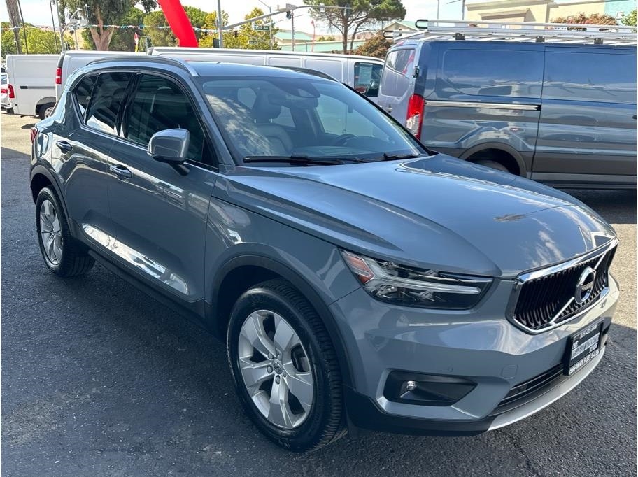 2022 Volvo XC40 T5 Momentum AWD photo 3