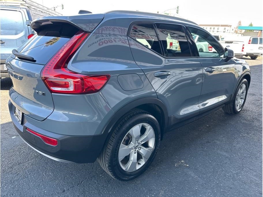 2022 Volvo XC40 T5 Momentum AWD photo 4