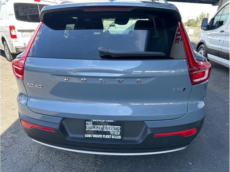 2022 Volvo XC40 T5 Momentum AWD photo 5