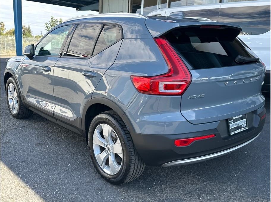 2022 Volvo XC40 T5 Momentum AWD photo 6