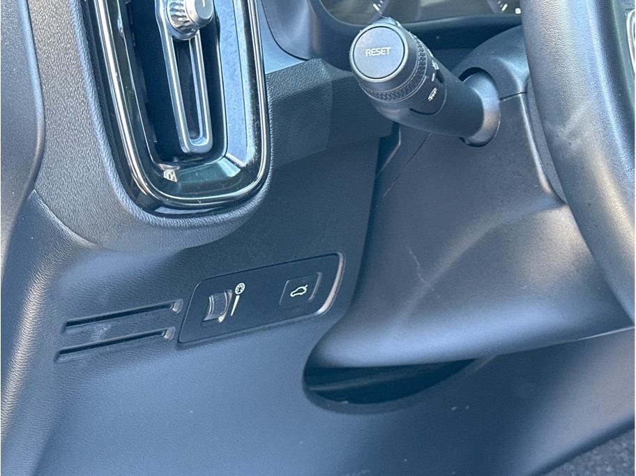 2022 Volvo XC40 T5 Momentum AWD photo 10