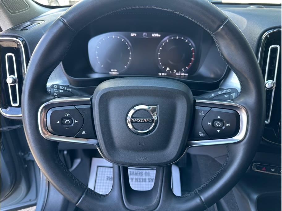 2022 Volvo XC40 T5 Momentum AWD photo 12