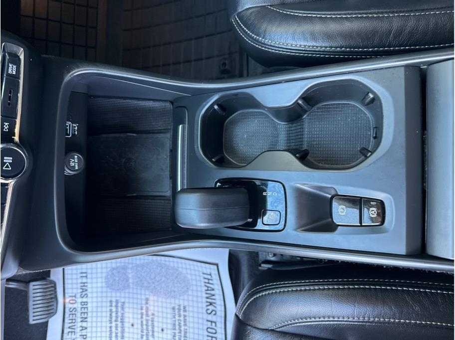 2022 Volvo XC40 T5 Momentum AWD photo 14