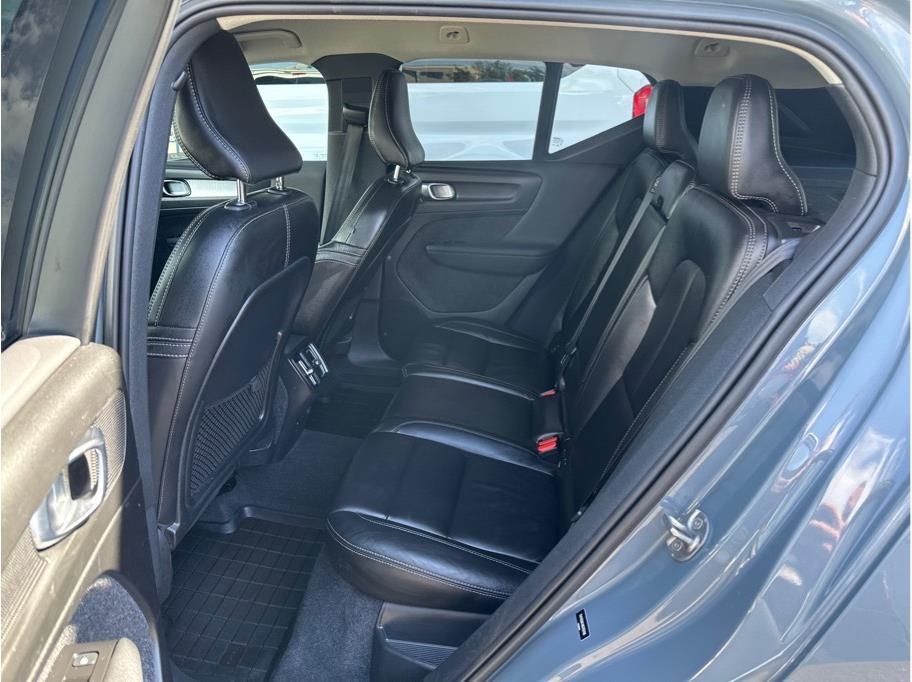 2022 Volvo XC40 T5 Momentum AWD photo 16