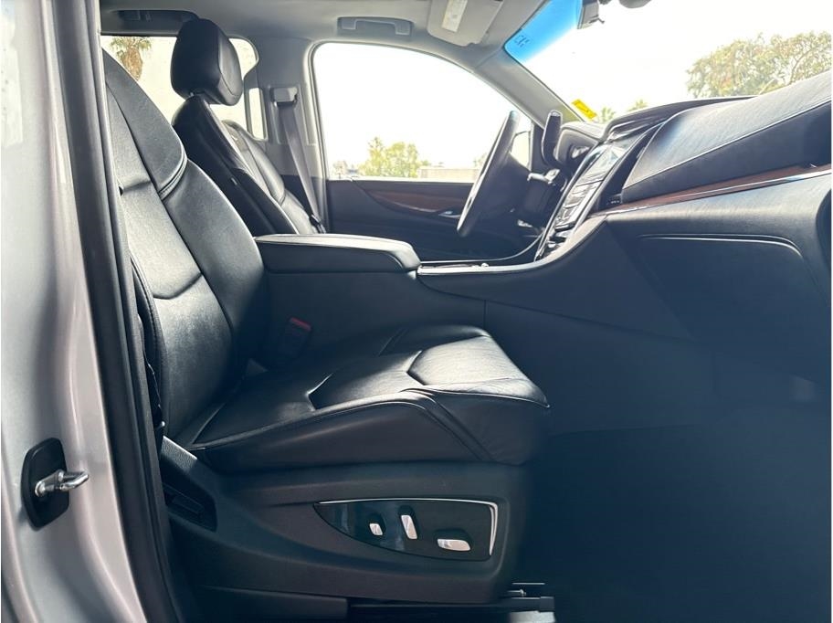 Cadillac Escalade ESV Premium 4WD 2017