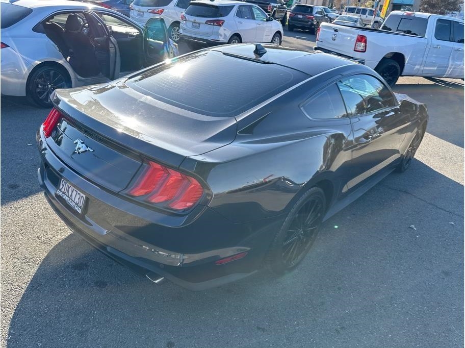 Ford Mustang EcoBoost Coupe 2022