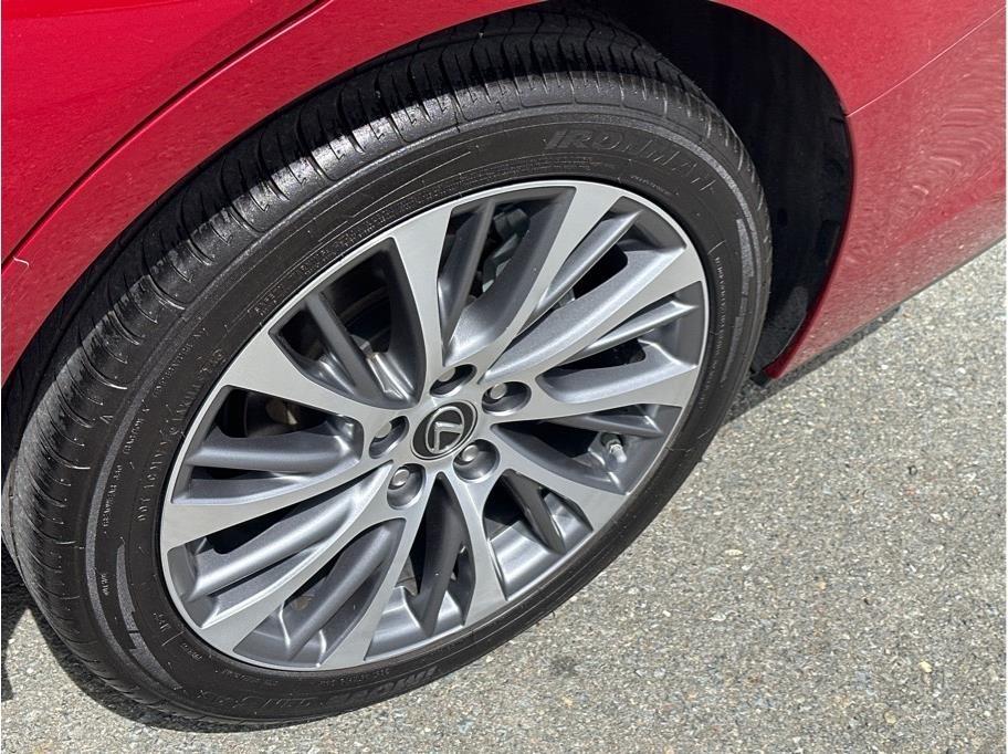 Lexus ES 350 Base 2019