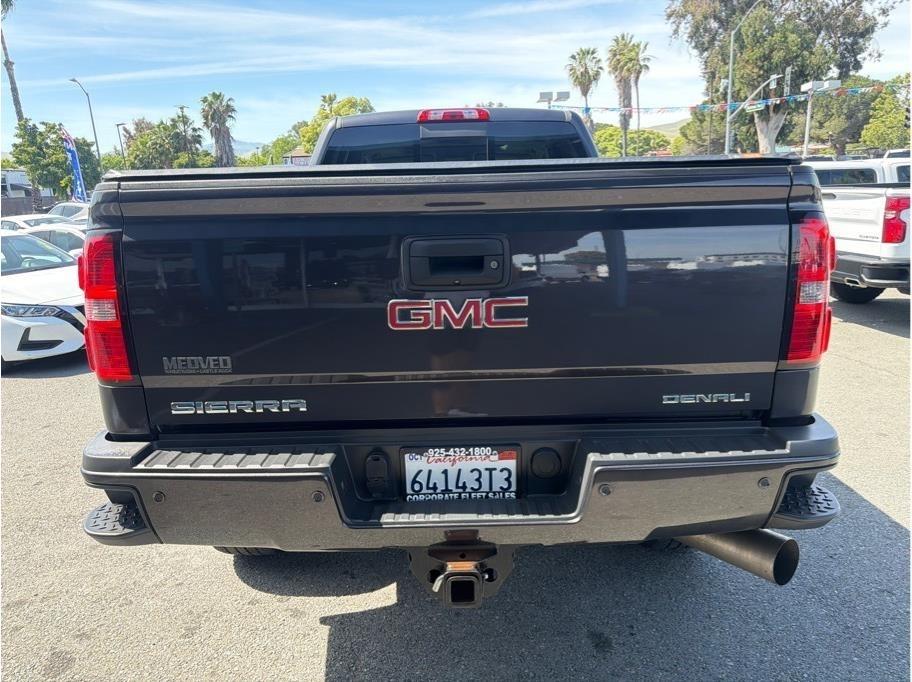 GMC Sierra 2500HD Denali Crew Cab 4WD 2015