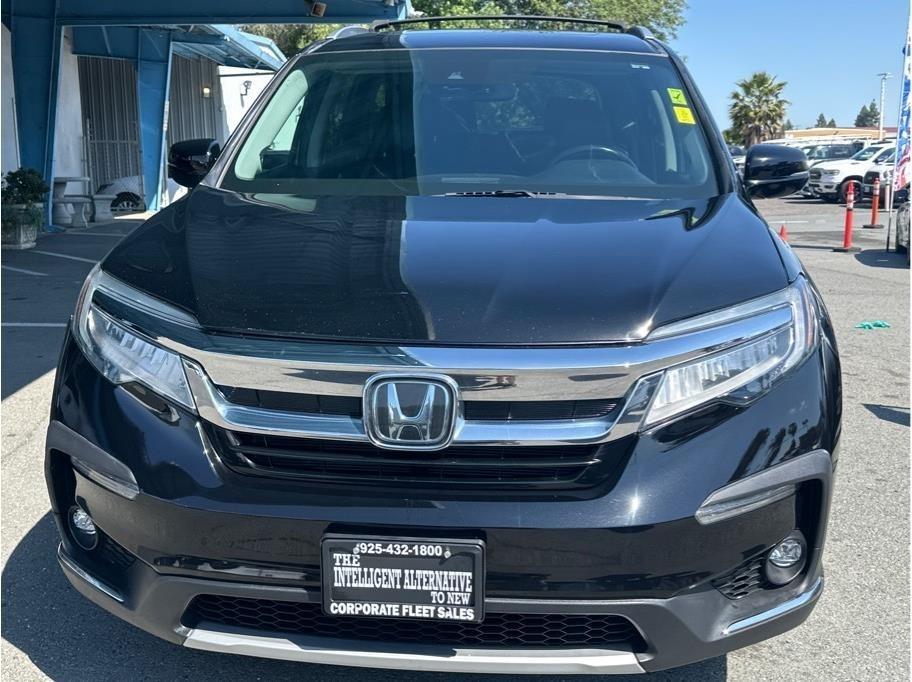 Honda Pilot Touring w/Rear Captains Chairs 2022