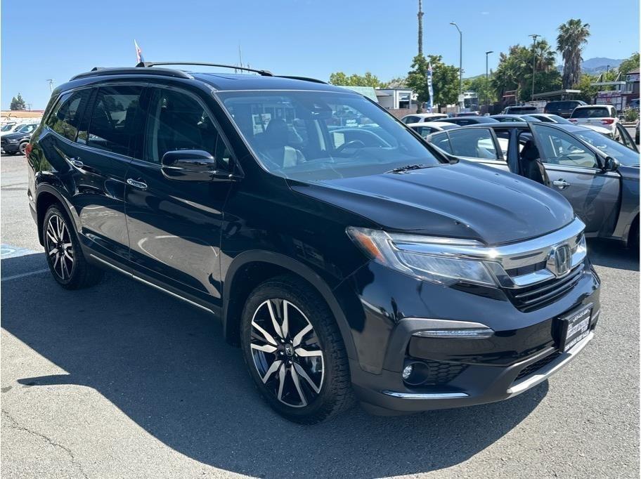 Honda Pilot Touring w/Rear Captains Chairs 2022