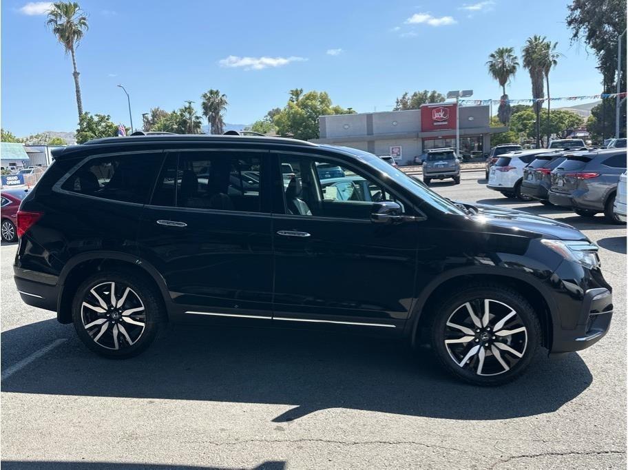 Honda Pilot Touring w/Rear Captains Chairs 2022
