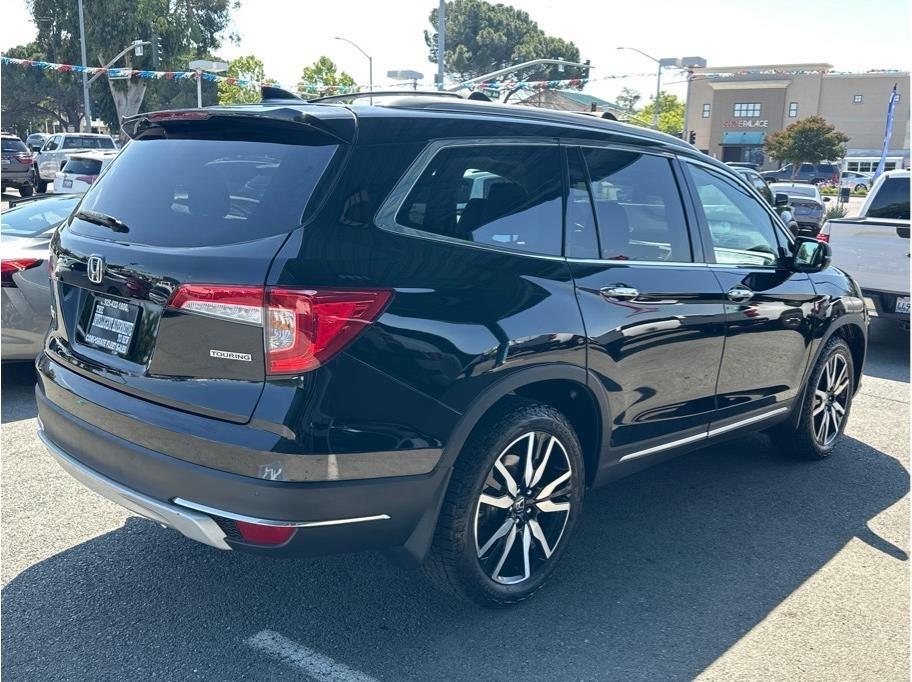 Honda Pilot Touring w/Rear Captains Chairs 2022