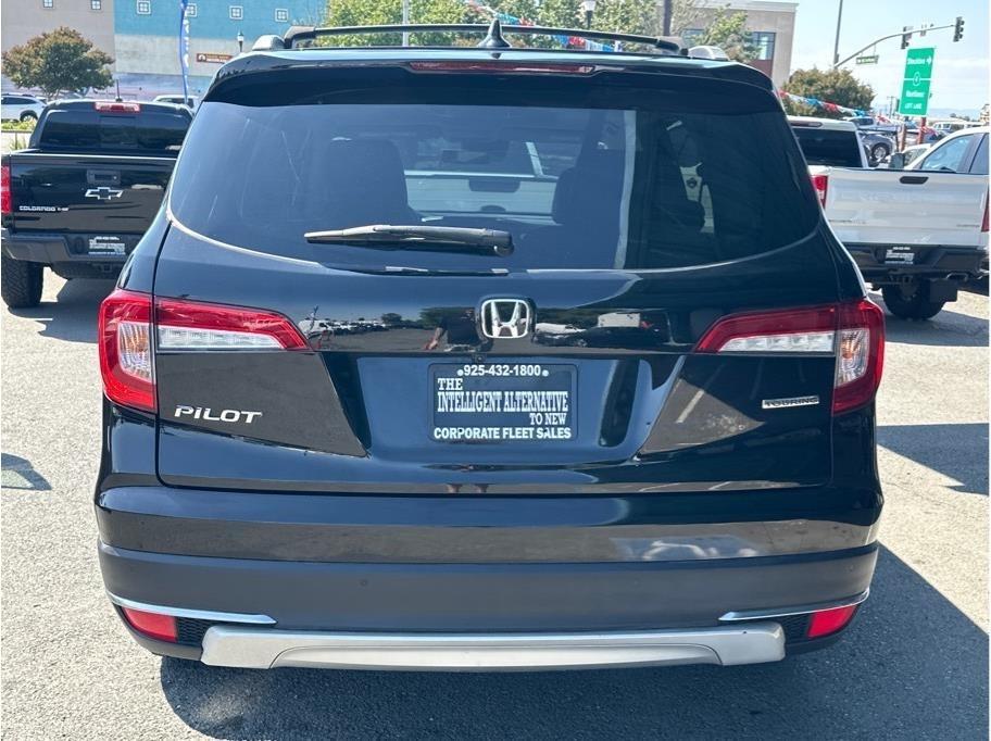 Honda Pilot Touring w/Rear Captains Chairs 2022