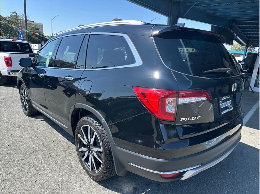 Honda Pilot Touring w/Rear Captains Chairs 2022