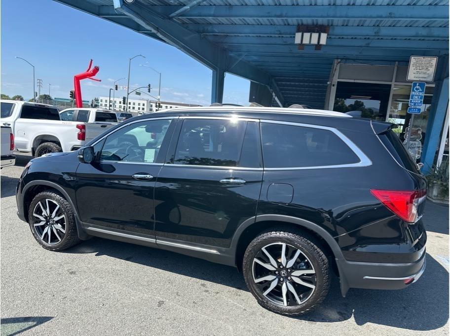 Honda Pilot Touring w/Rear Captains Chairs 2022