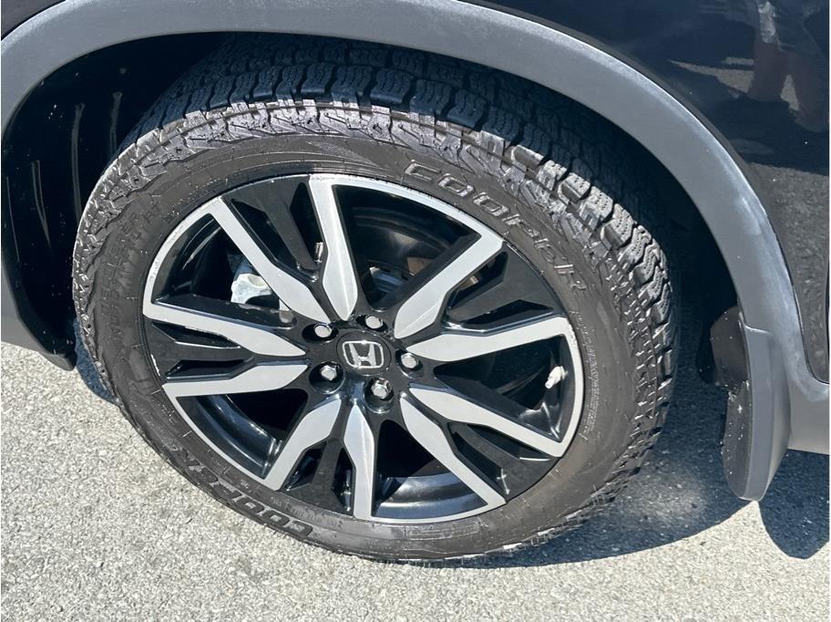 Honda Pilot Touring w/Rear Captains Chairs 2022