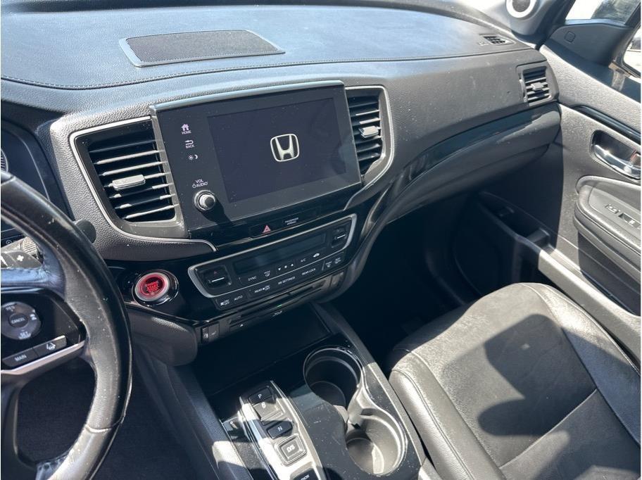 Honda Pilot Touring w/Rear Captains Chairs 2022
