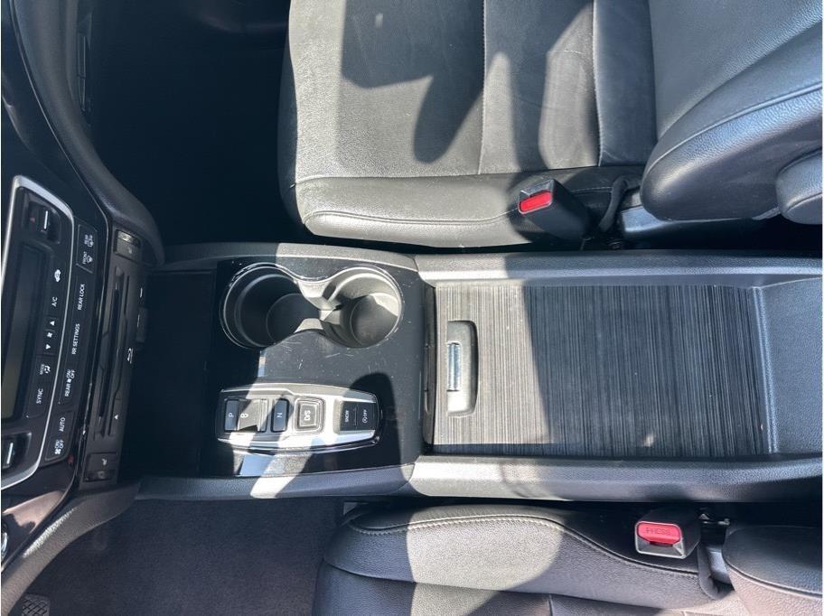 Honda Pilot Touring w/Rear Captains Chairs 2022