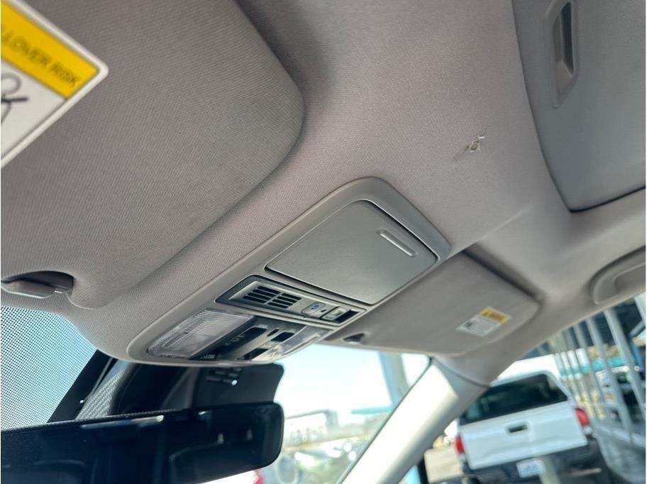 Honda Pilot Touring w/Rear Captains Chairs 2022