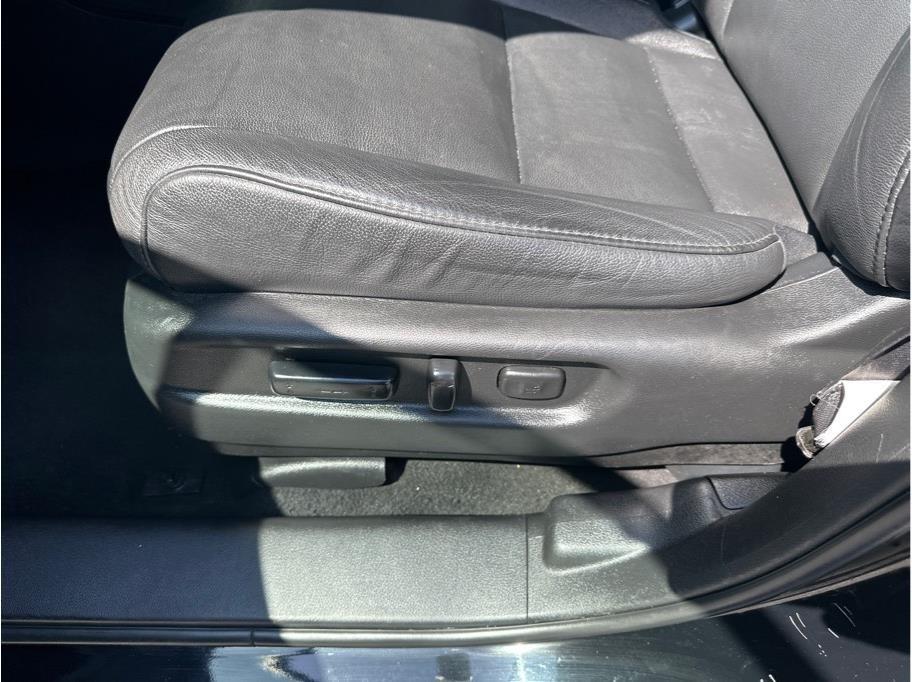 Honda Pilot Touring w/Rear Captains Chairs 2022