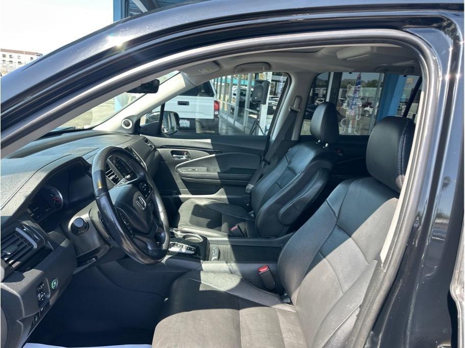 Honda Pilot Touring w/Rear Captains Chairs 2022