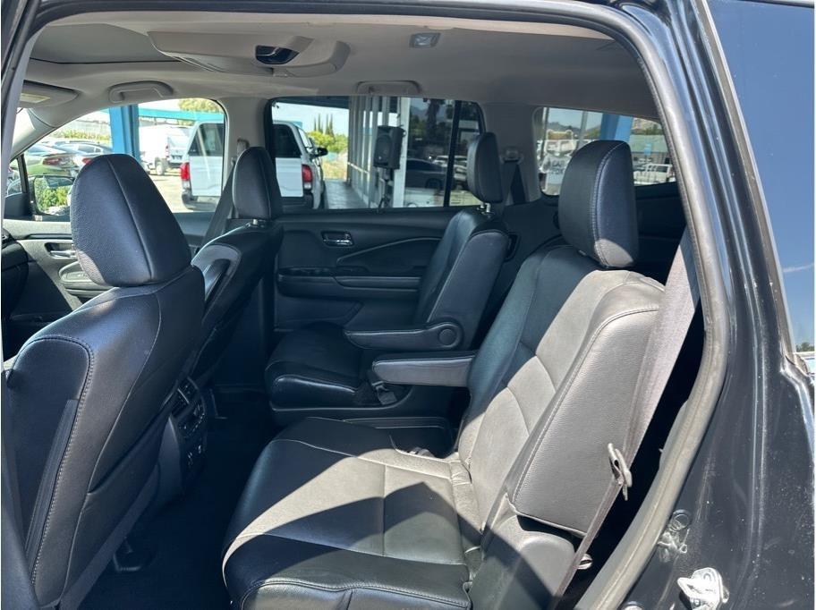 Honda Pilot Touring w/Rear Captains Chairs 2022