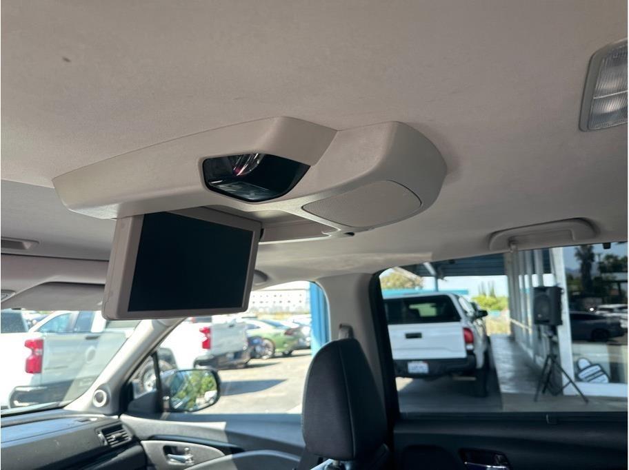 Honda Pilot Touring w/Rear Captains Chairs 2022