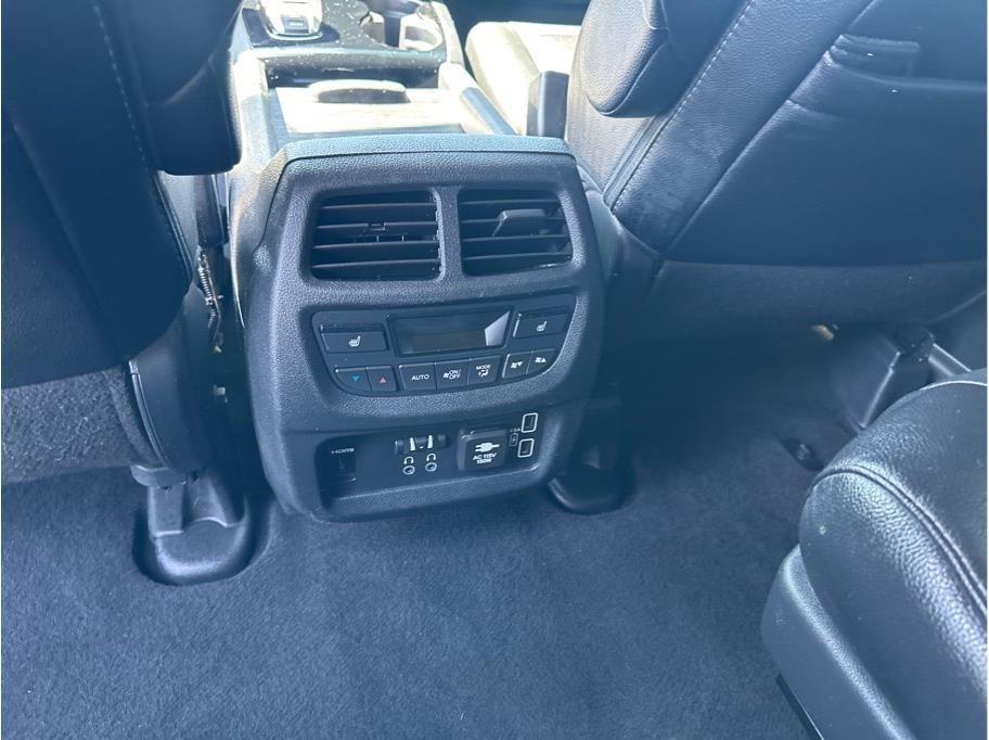 Honda Pilot Touring w/Rear Captains Chairs 2022