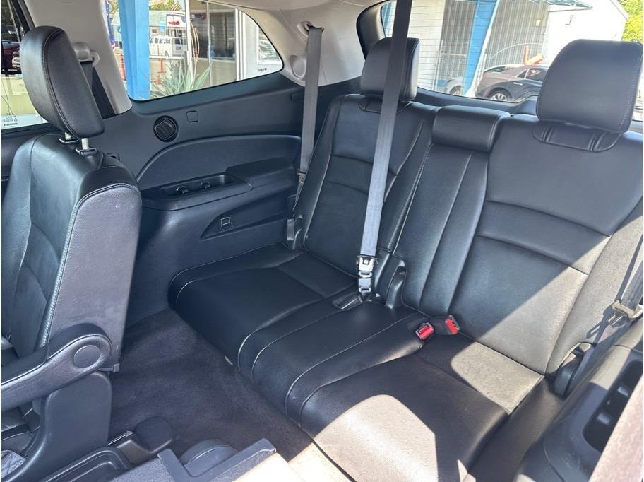 Honda Pilot Touring w/Rear Captains Chairs 2022