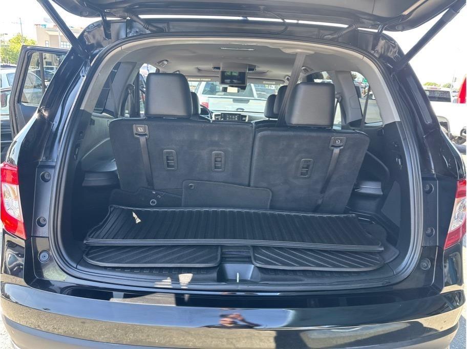 Honda Pilot Touring w/Rear Captains Chairs 2022