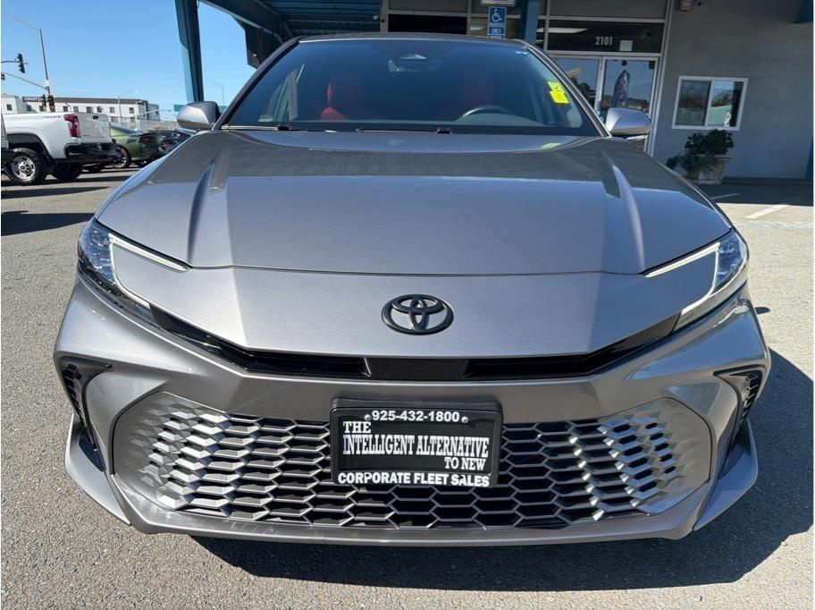 Toyota Camry Hybrid XLE 2025