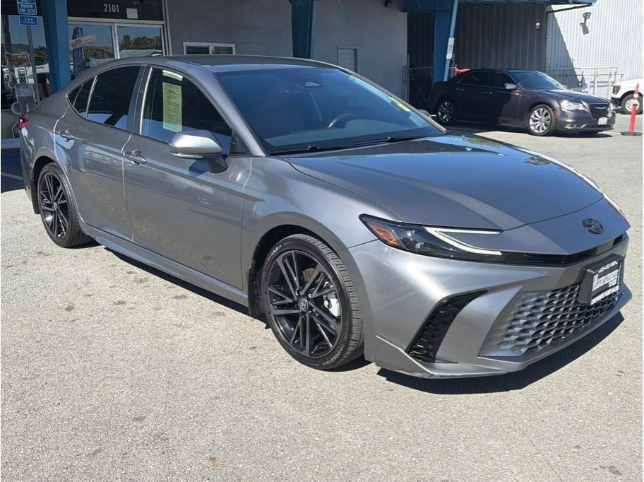 Toyota Camry Hybrid XLE 2025