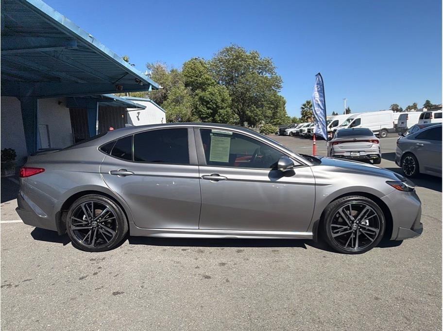 Toyota Camry Hybrid XLE 2025
